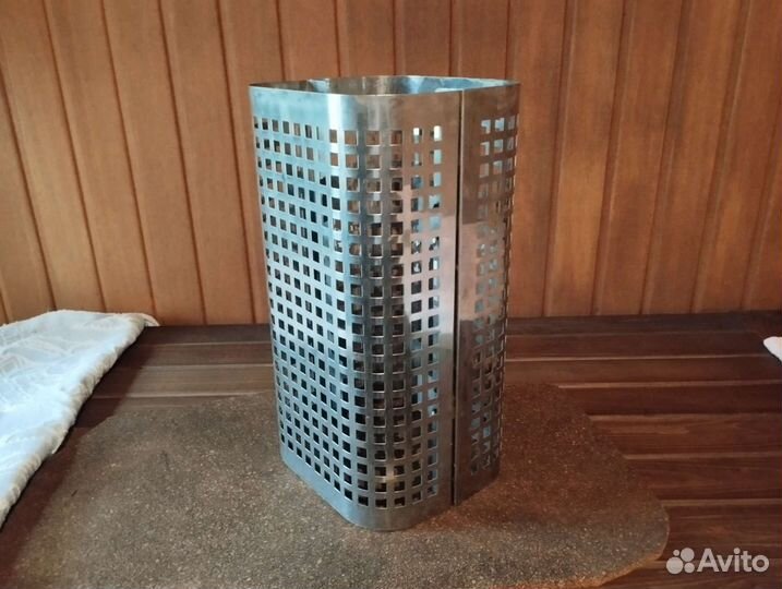 Сетка для камней вокруг трубы банной печки