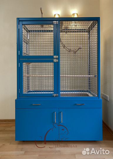 Антивандальная клетка-витрина для крупных попугаев