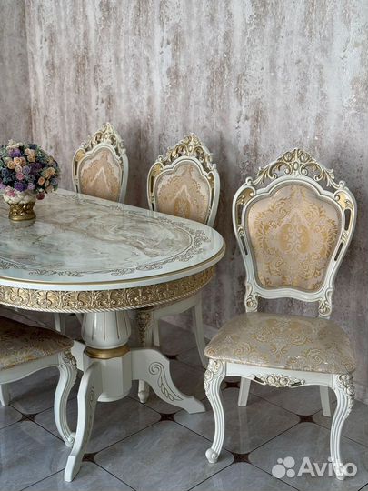 Стол и стулья