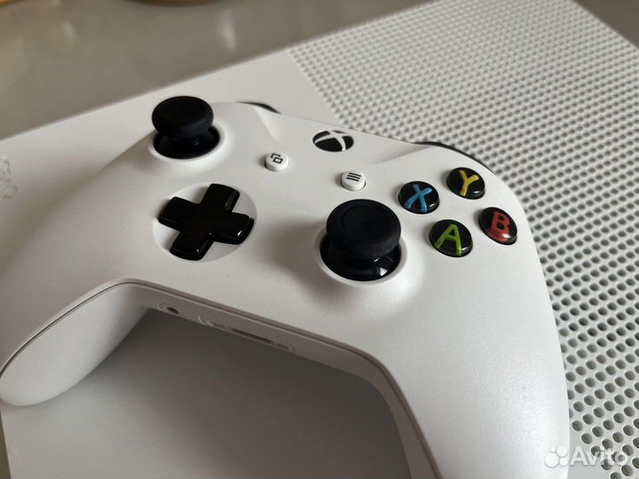 Игровая консоль Xbox One (с одним джойстиком)