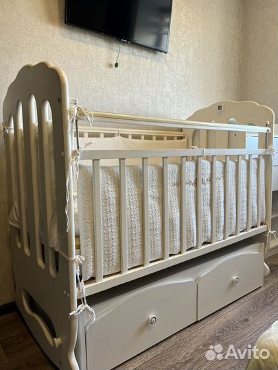 Детская кровать и пеленальный комод