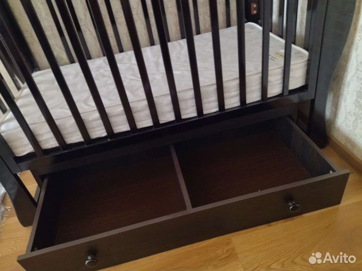 Детская кроватка с маятником и ящиком