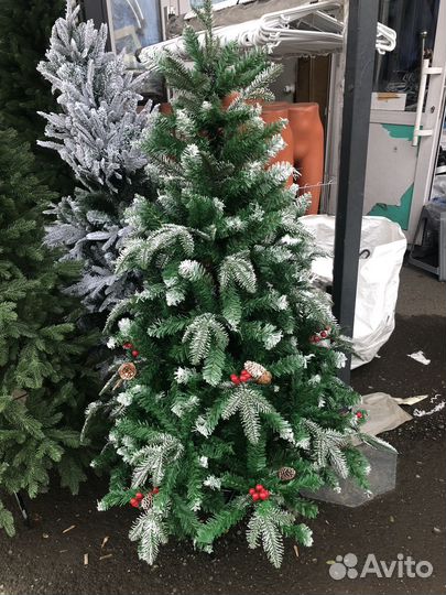 Елка искусственная ягодами