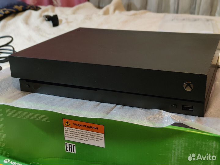 Xbox One X 1Tb+пульт+диски