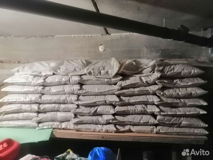 Топливные гранулы пеллеты серые