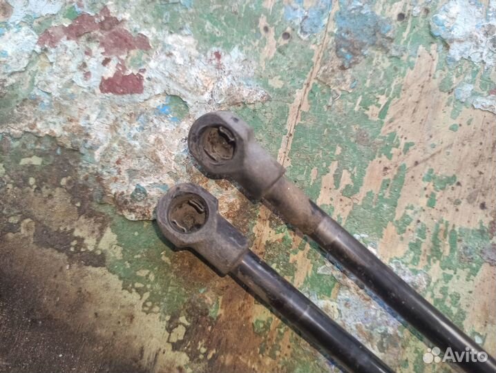 Амортизатор крышки багажника BMW X3 E83