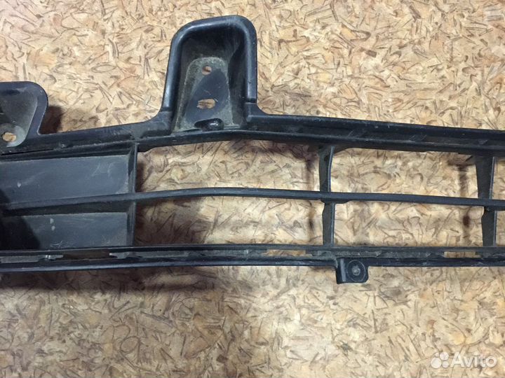 Решетка пер бампера правая Toyota Land Cruiser 200