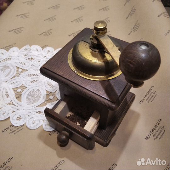 Кофемолка ручная деревянный корпус