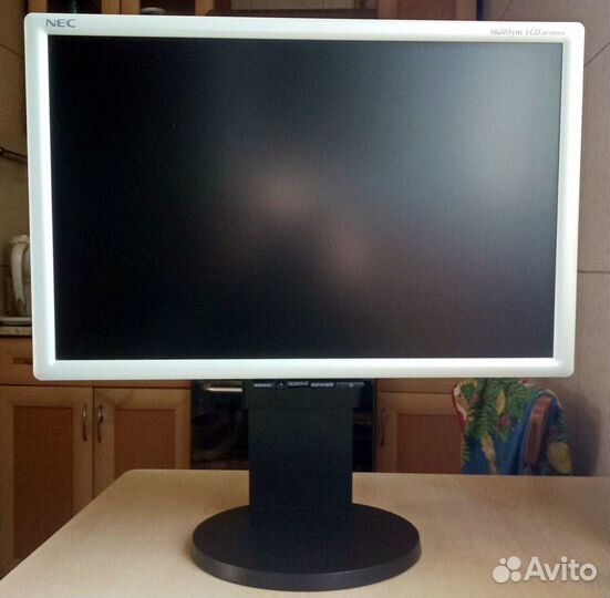 NEC MultiSync LCD2070WNX + TV