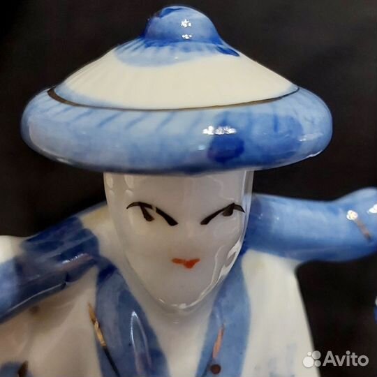 Пара фарфоровых статуэток 