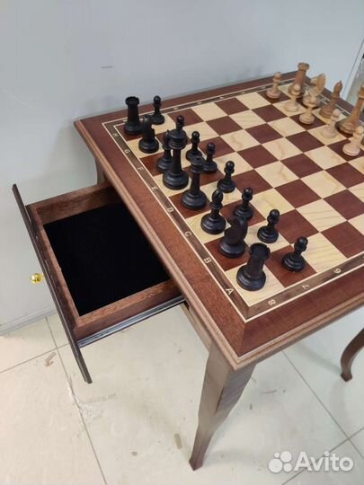 Шахматные стол из красного дерева и бука