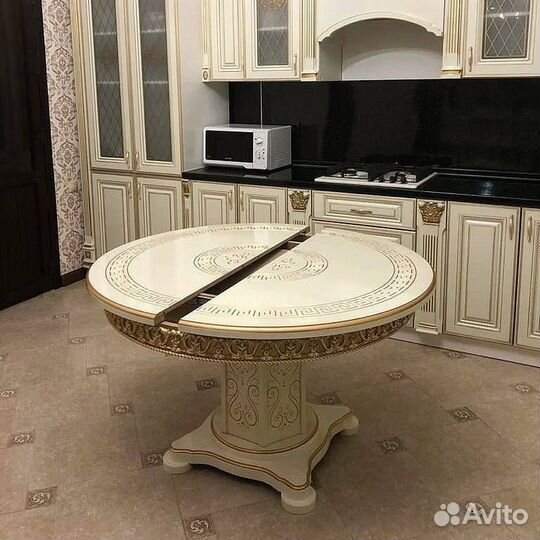 Стол и стулья