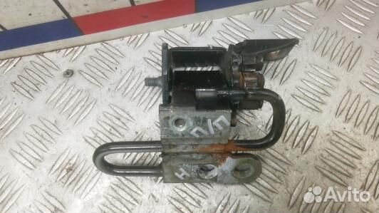 Петля передняя правая volkswagen phaeton 1 (UEA02F