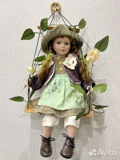 Кукла фарфоровая большая на качелях