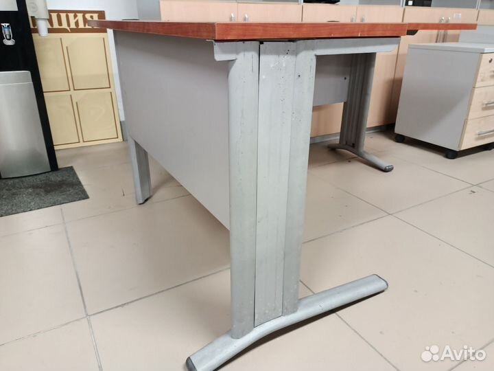 Столы на металлических ногах 140*120см. Б.У