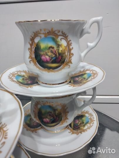 Кофейный чашки с блюдцами