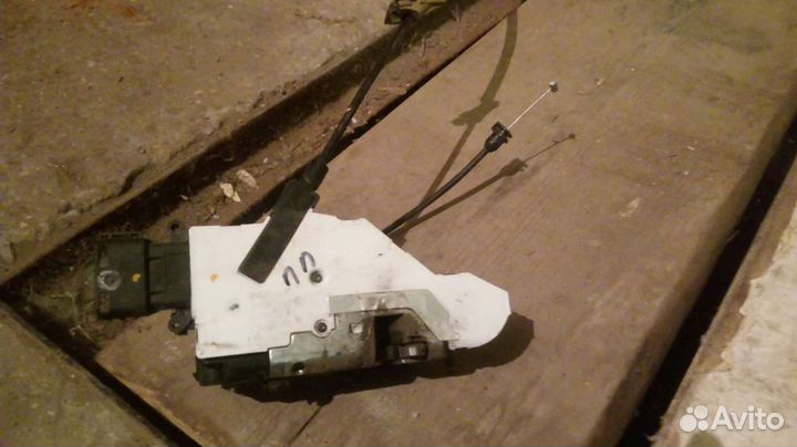 Замок двери передней правой на пежо 207