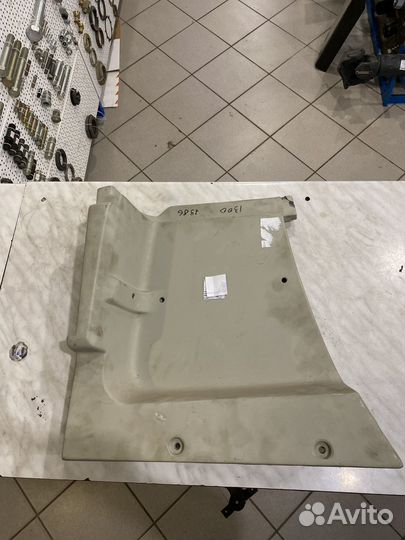 Щиток подножки (пласт.)