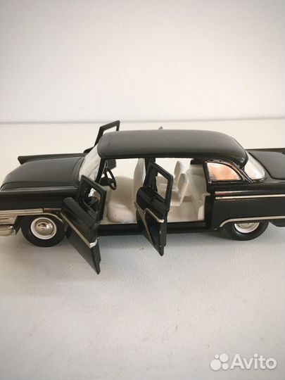 Модель автомобиля СССР Чайка газ 13 1:43