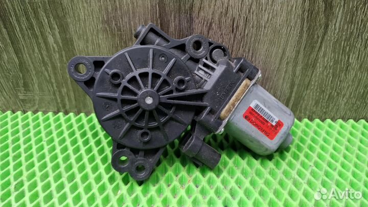 Моторчик стеклоподъемника правый Kia Cerato Forte