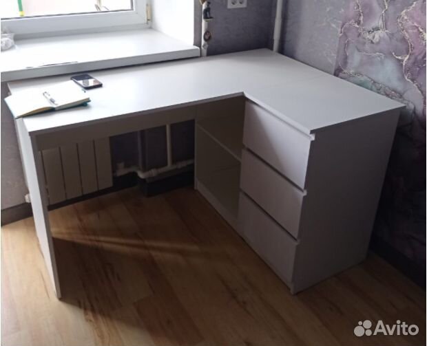 Угловой письменный стол для ребенка