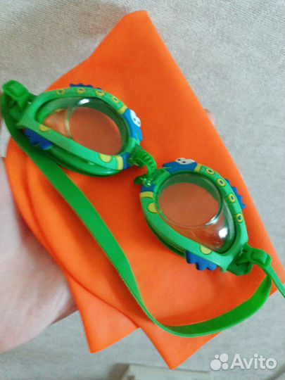 Очки и шапочка для плавания