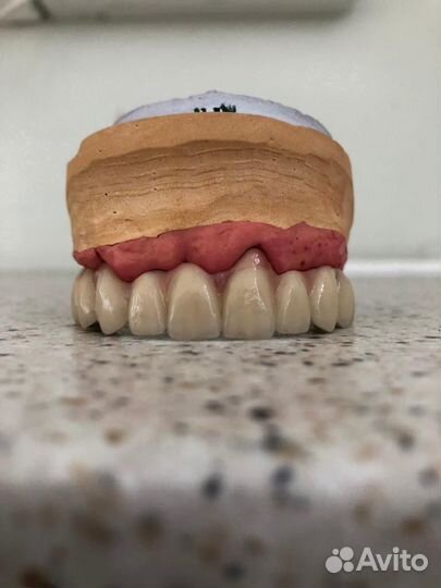 Зубной техник керамист