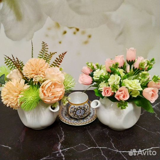 Искусственные цветы композиция в чайнике
