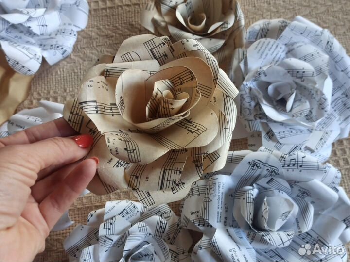 Роза бумажная из нот для декора