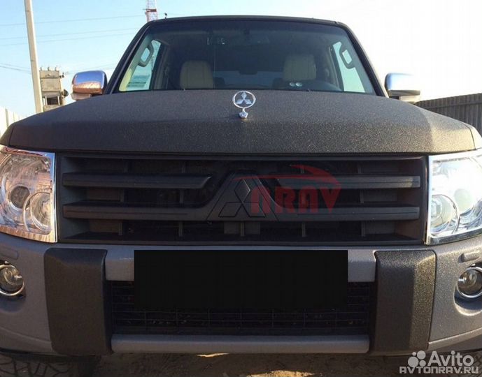 Прицел на капот с логотипом автомобиля