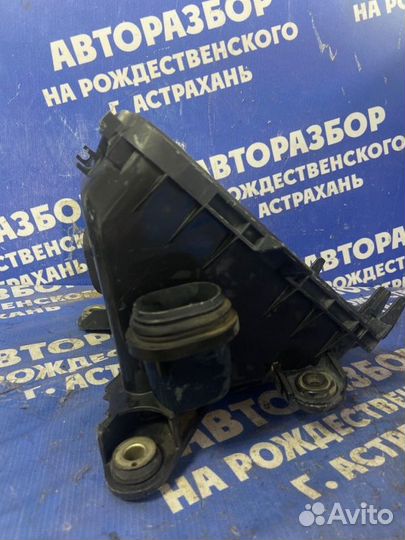 Корпус воздушного фильтра. Mitsubishi Grandis