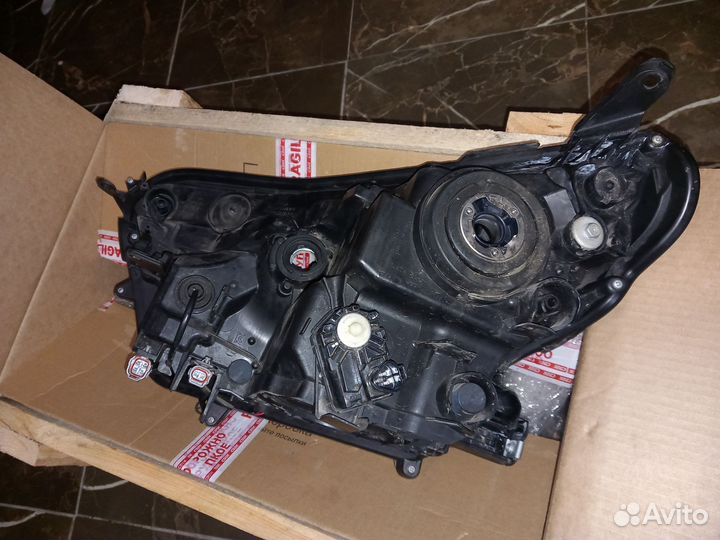 Передняя правая фара toyota Rav4