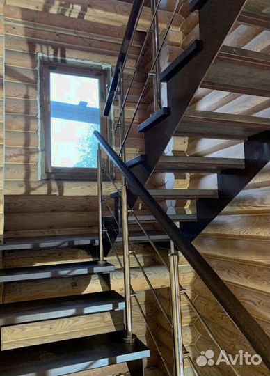 Лестница на металлокаркасе открытого типа