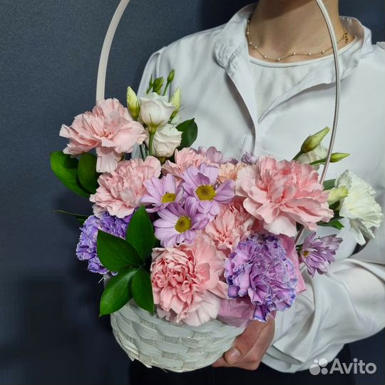 Весенняя композиция из цветов в корзинке. 46-10-00