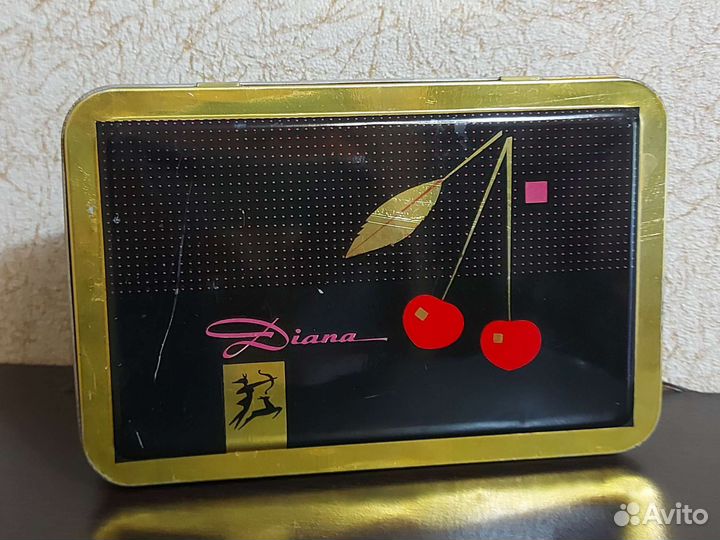 Винтажная жестяная коробка из под конфет