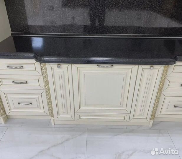 Кухня в классике крем/золото