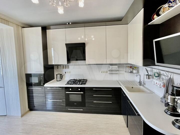 3-к. квартира, 100 м², 9/10 эт.