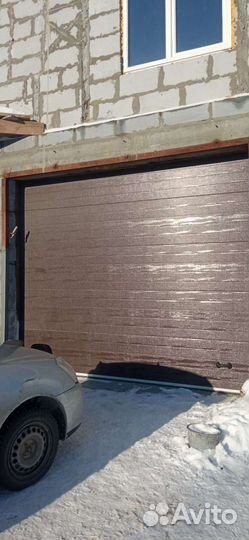 Монтаж секционных ворот рольставней