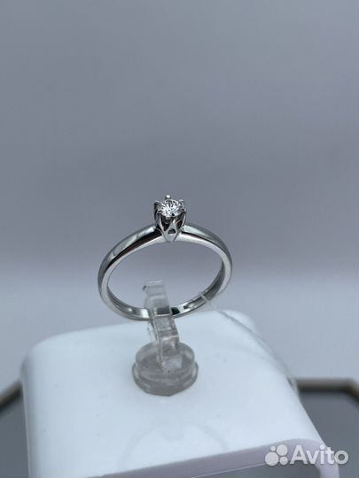 Золотое кольцо с бриллиантом 0.12 ct., р.16