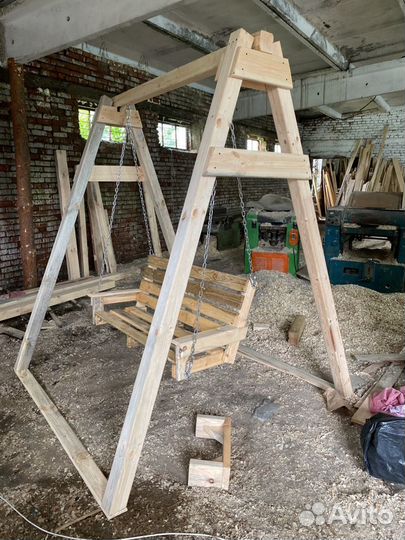 Садовая качеля деревянная