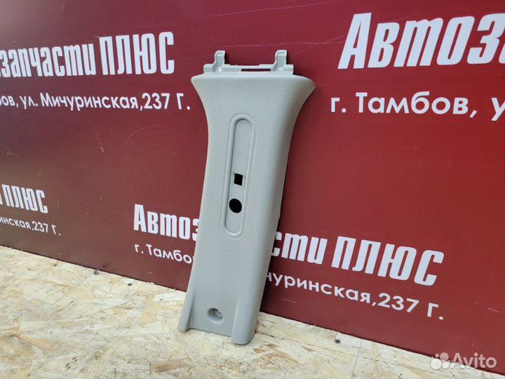 Обшивка средней стойки правая Renault Logan