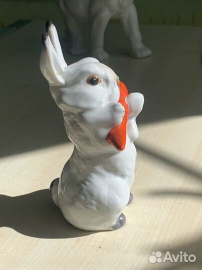 Фарфоровая статуэтка «заяц с морковкой»