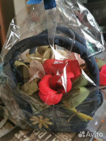 Композиция с цветами из гофр. бумаги с конфетами