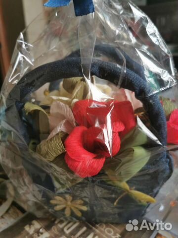 Композиция с цветами из гофр. бумаги с конфетами