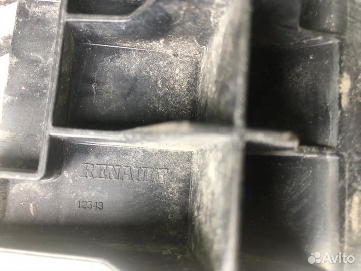 82270272 Кронштейн жабо для Renault T