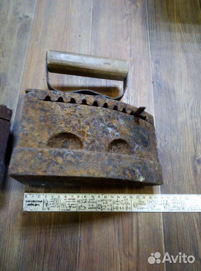 Старинный угольный утюг. Цена за штуку