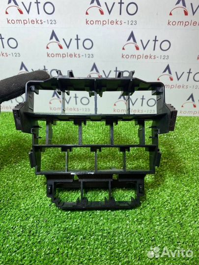 Кронштейн блока предохранителей Audi A6 C6 BDX