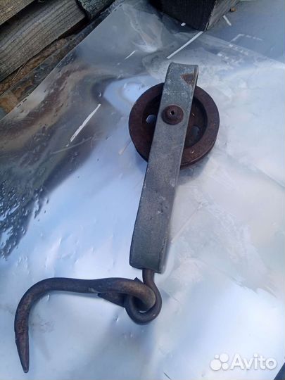 Крюк для мяса, на ролике