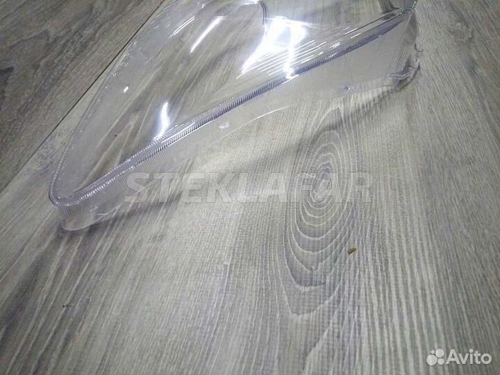 Стекло фары Toyota Ist P60 (2002-2005) дорестайли