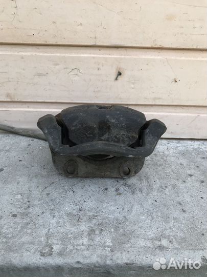 Суппорт передний правый Renault Logan 7701201770